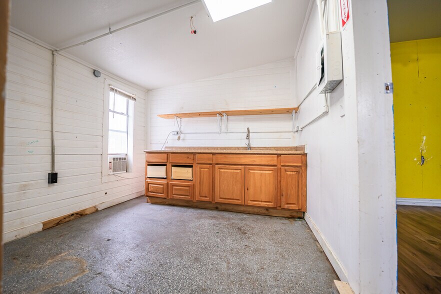 More Photos Of 7050 US Highway 87, San Antonio Freestanding For Sale