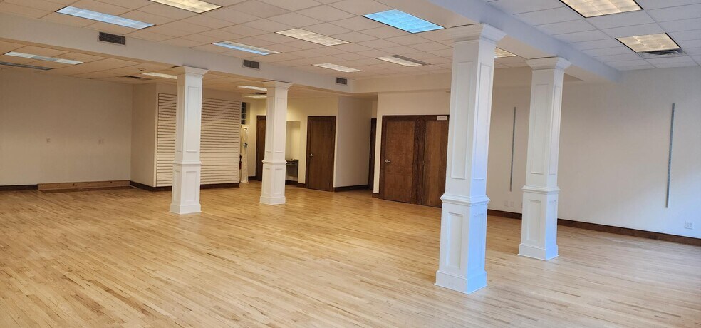 More Photos Of 20-24 W North St, Greenville Storefront Retail Office For Lease