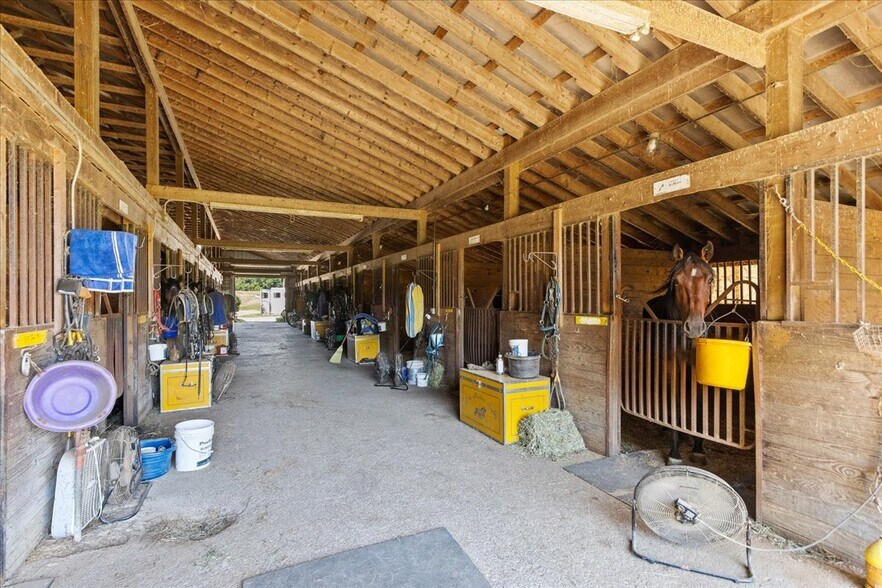 More Photos Of 7233 National Rd, Thornville Horse Stables For Sale