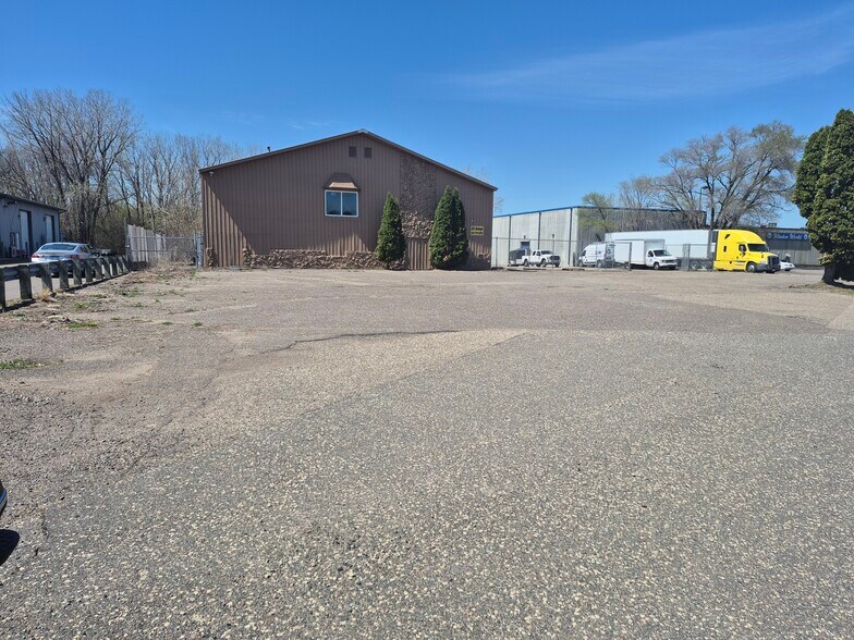 More Photos Of 2295 McKnight Rd N, North Saint Paul Warehouse For Lease