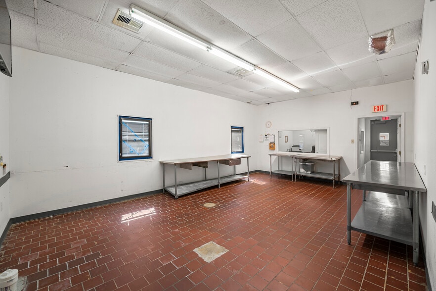 More Photos Of 1212 13th St, Galveston Light Distribution For Lease