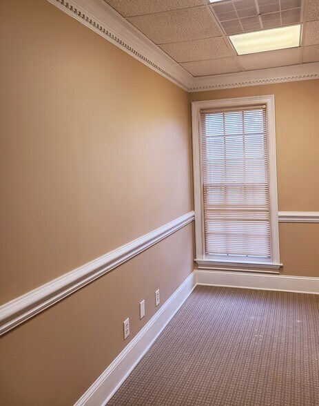 More Photos Of 8046 Roswell Rd, Atlanta Office For Sale