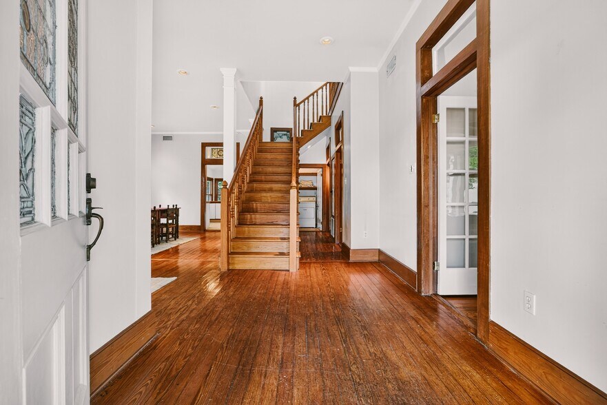 More Photos Of 812 W 10th St, Austin Office For Sale