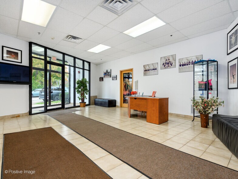 More Photos Of 2126 N First St, Highland Park Service For Sale