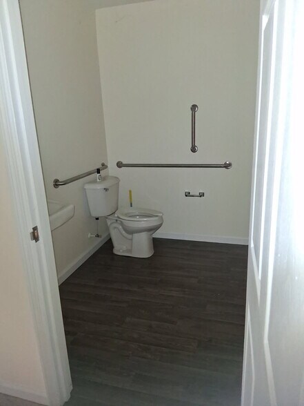 More Photos Of 3275 New Bern Hwy, Jacksonville Storefront Retail Office For Lease