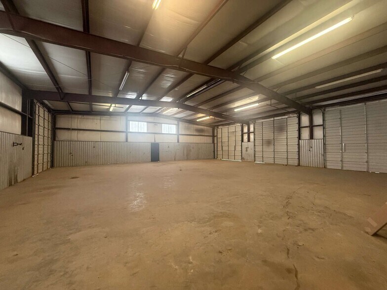 More Photos Of 2011-S Crane, Odessa Warehouse For Lease