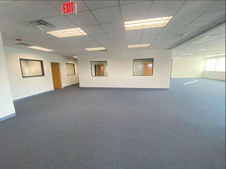 More Photos Of 621 Busse Rd, Bensenville Warehouse For Lease