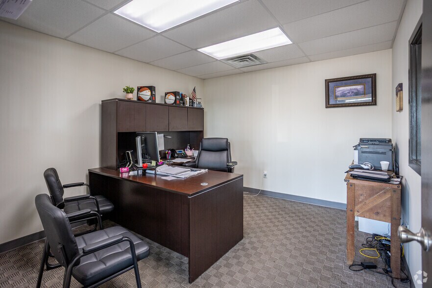 More Photos Of 905 Callahan Dr, Knoxville Auto Repair For Sale