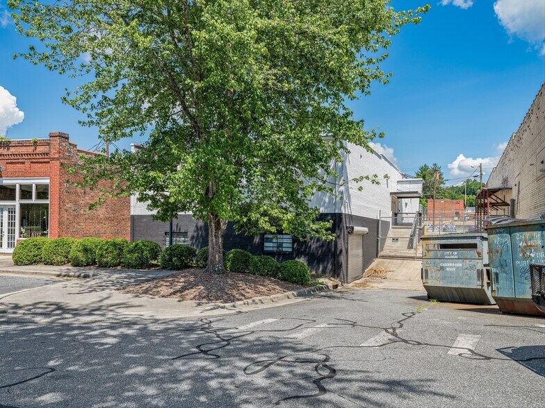 More Photos Of 105 W Henderson St, Marion General Retail For Sale