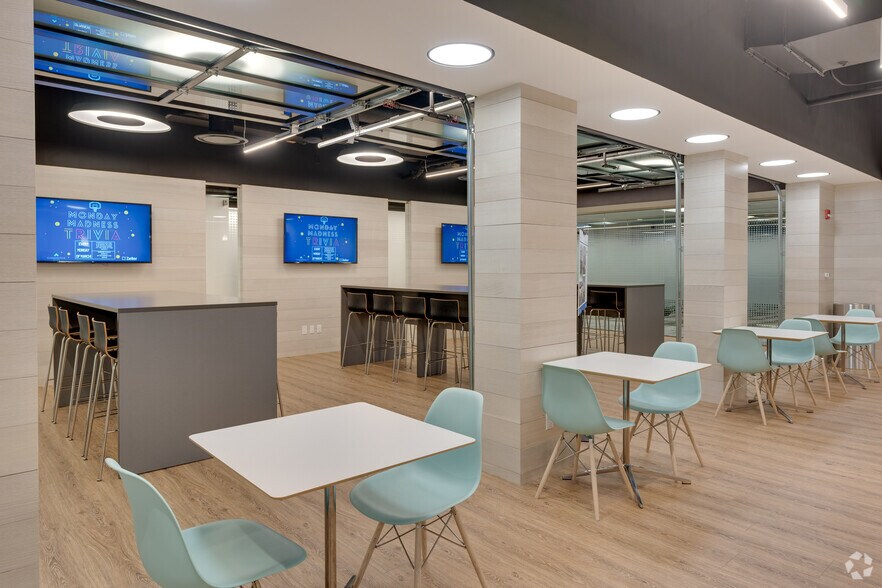 More Photos Of 2015 Spring Rd, Oak Brook Office For Lease