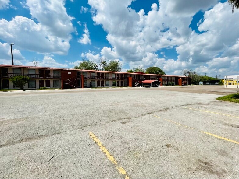 More Photos Of 815 S US Highway 281, Alice Hotel For Sale