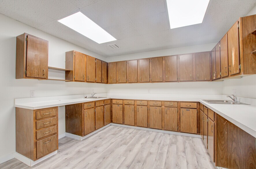 More Photos Of 1010 Burr St, Jackson Medical For Lease