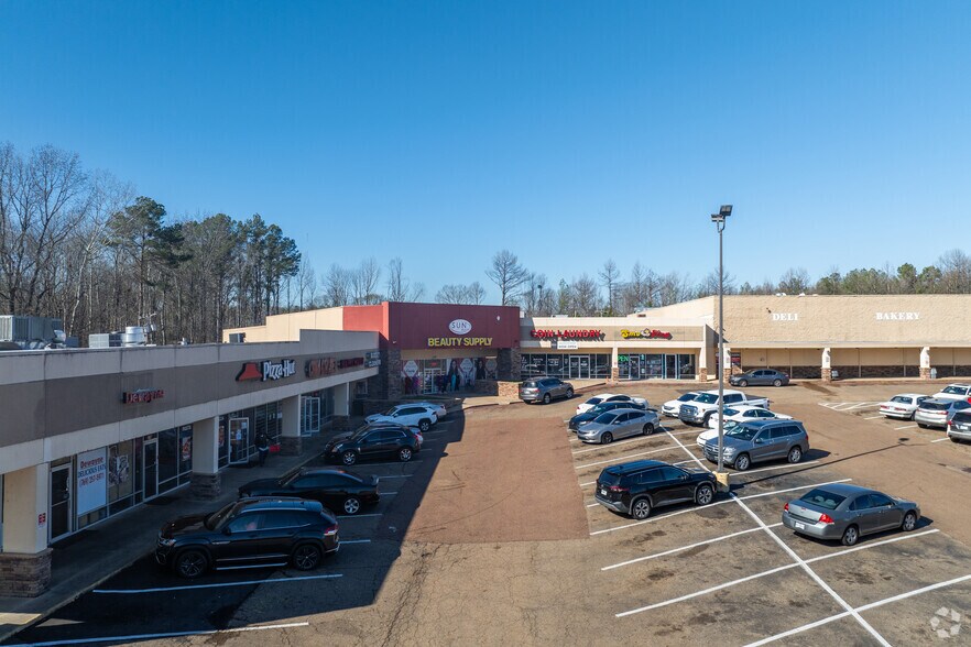 More Photos Of 2101-2106 Raymond Rd, Jackson Supermarket For Sale