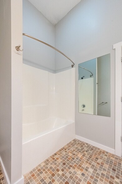 More Photos Of 211 Jetway Dr, Belgrade Flex For Sale