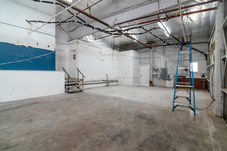 More Photos Of 11800 Vose St, North Hollywood Warehouse For Lease
