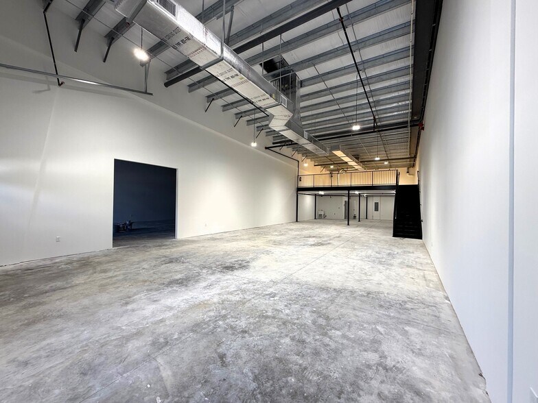 More Photos Of 5651 Shirley St, Naples Light Distribution For Lease