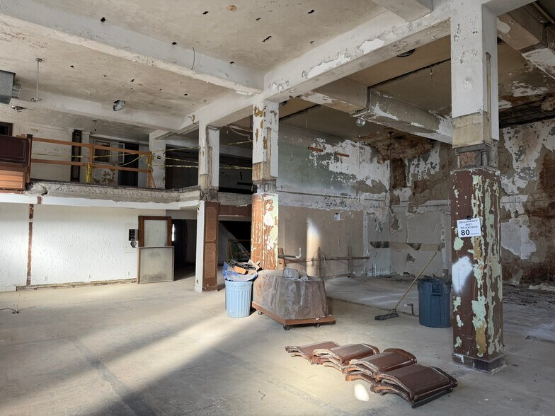 More Photos Of 23 Public Sq, Shelbyville Office For Sale