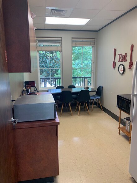 More Photos Of 1525 Lake Front Cir, The Woodlands Office For Lease