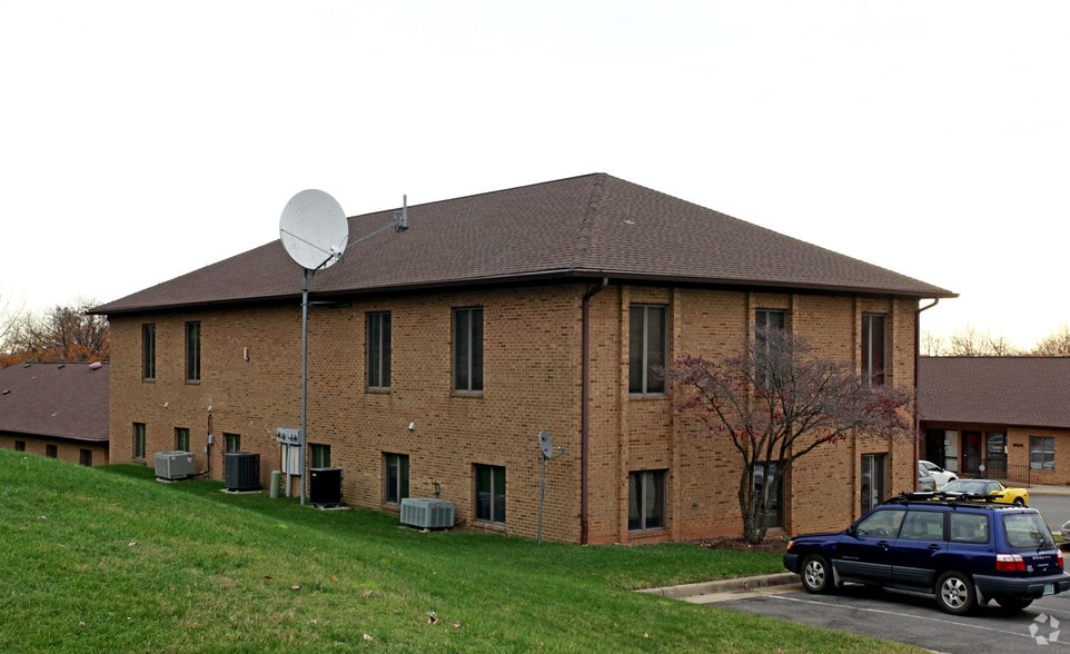 More Photos Of 10688 Crestwood Dr, Manassas Office For Lease