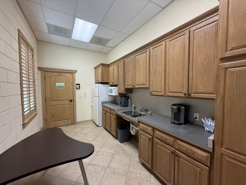 More Photos Of 5974 Silver Springs Dr, El Paso Office For Sale