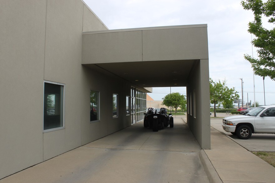 More Photos Of 39490 Lyndon B Johnson Fwy, Dallas Auto Dealership For Lease