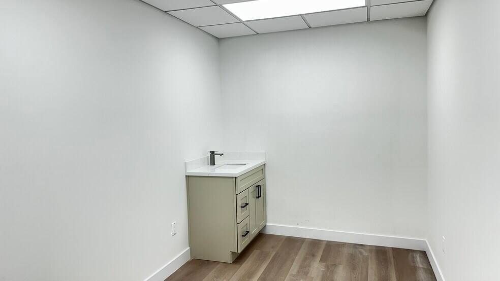 More Photos Of 16660 Paramount Blvd, Paramount Medical For Lease