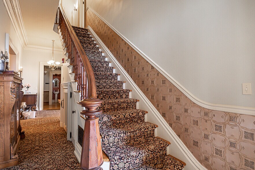 More Photos Of 399 Sinsinawa Ave, East Dubuque Specialty For Sale