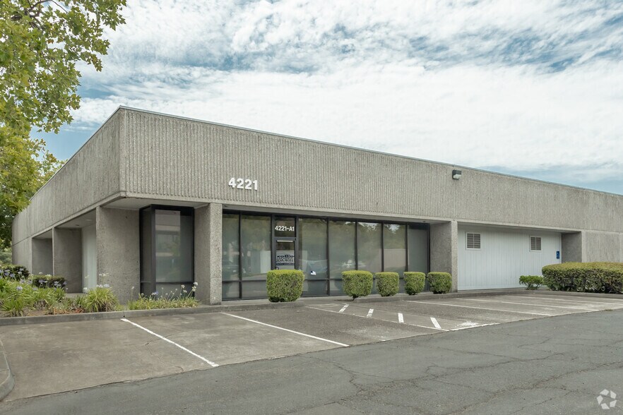 More Photos Of 4221 N Freeway Blvd, Sacramento Warehouse For Lease