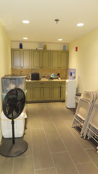 More Photos Of 108 Grant Ave, Plainfield Light Distribution For Lease