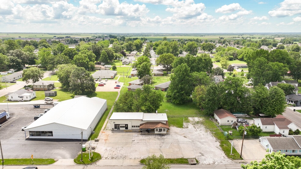 More Photos Of 406 W Carpenter St, Jerseyville Flex For Sale
