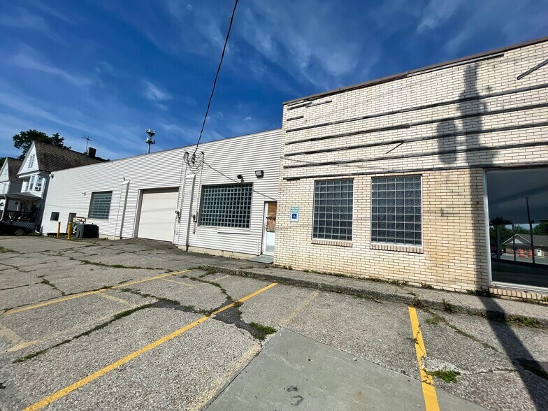 More Photos Of 167 Cleveland St, Elyria Freestanding For Sale