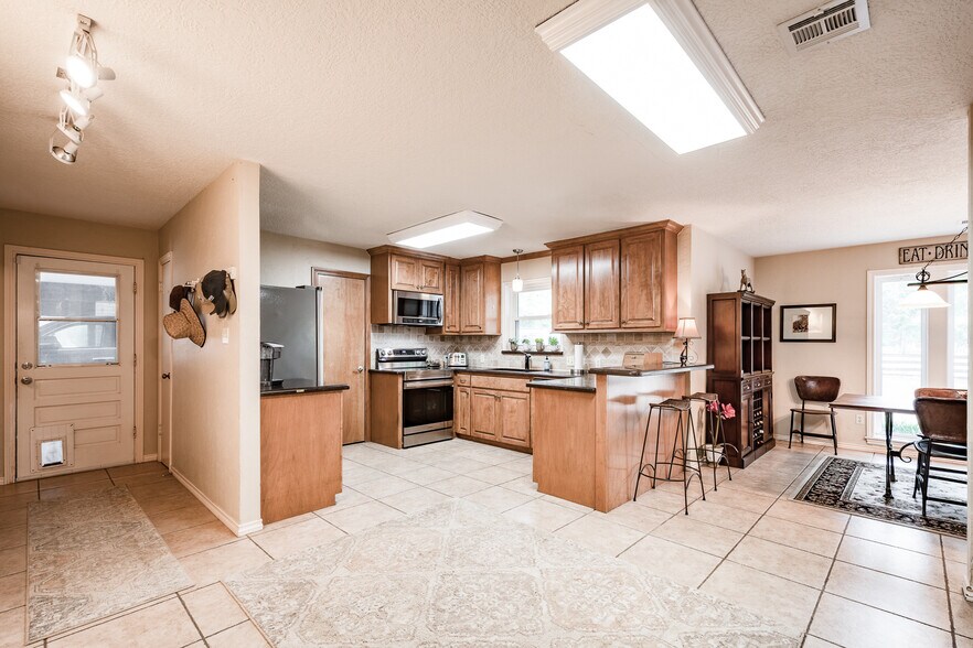 More Photos Of 16410 FM 1485 Rd, Conroe Veterinarian Kennel For Sale