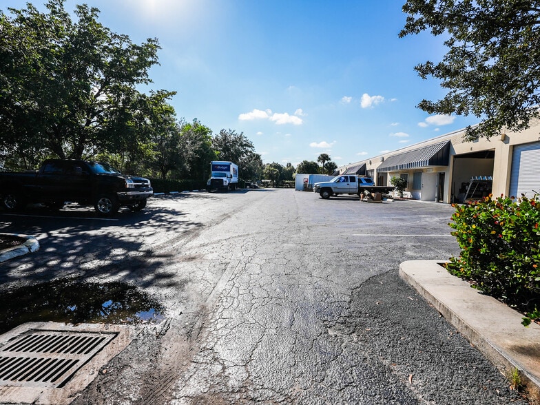 More Photos Of 15935 Assembly Loop, Jupiter Warehouse For Sale
