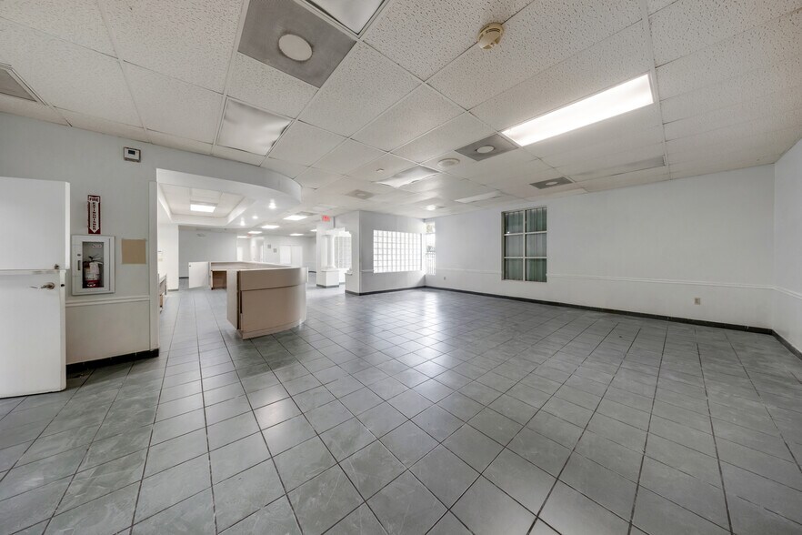 More Photos Of 2901 NW 17th Ave, Miami Office For Sale