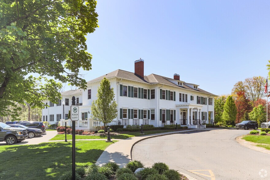 More Photos Of 915 N Michigan Ave, Howell Office For Lease