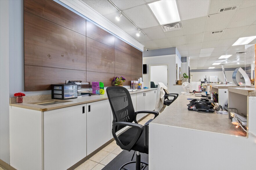 More Photos Of 304 W Jefferson St, Quincy Freestanding For Sale