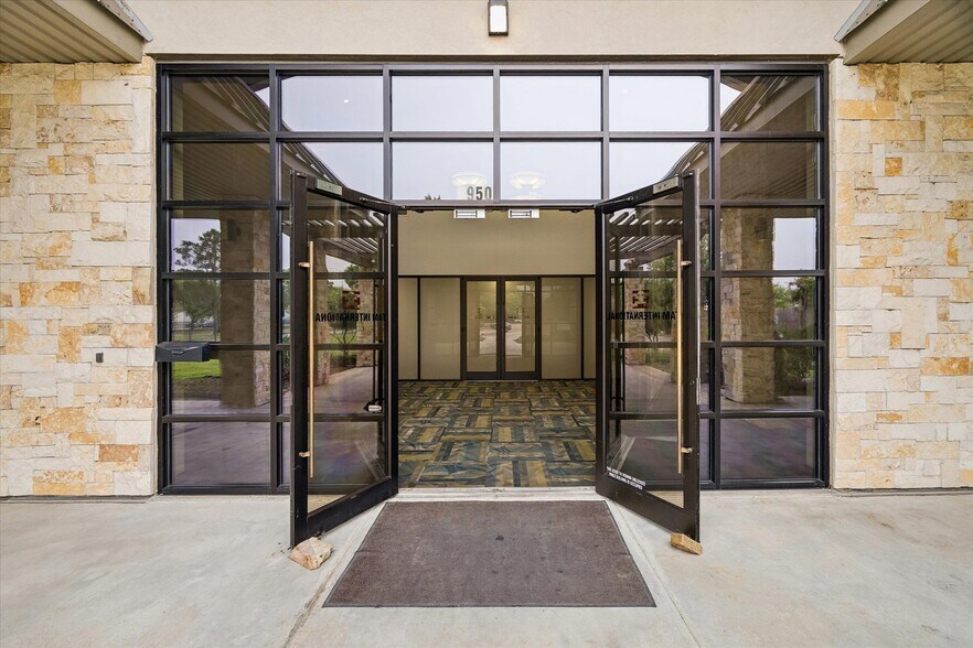 More Photos Of 6950 W 43rd St, Houston Loft Creative Space For Lease