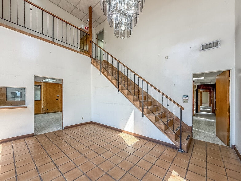 More Photos Of 8866 Laurel Canyon Blvd, Sun Valley Manufacturing For Lease