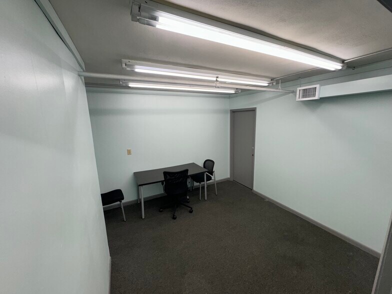 More Photos Of 5107 W University Blvd, Jacksonville Warehouse For Lease