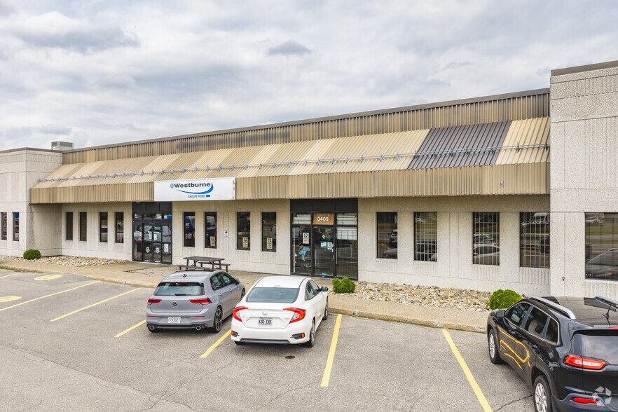 More Photos Of 3401-3421 Boul Industriel, Laval Light Distribution For Lease