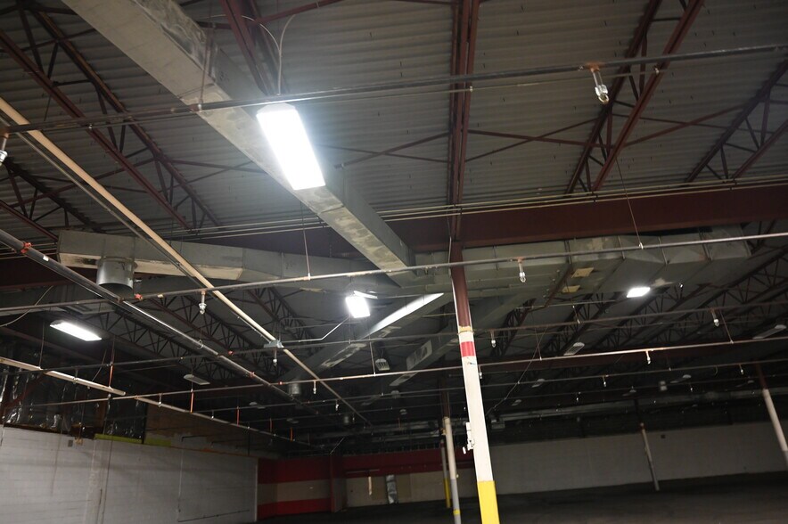 More Photos Of 2300 Claremont Ave, Ashland Freestanding For Lease