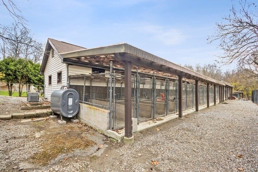 More Photos Of 109-111 N Cross Rd, Lagrangeville Veterinarian Kennel For Sale