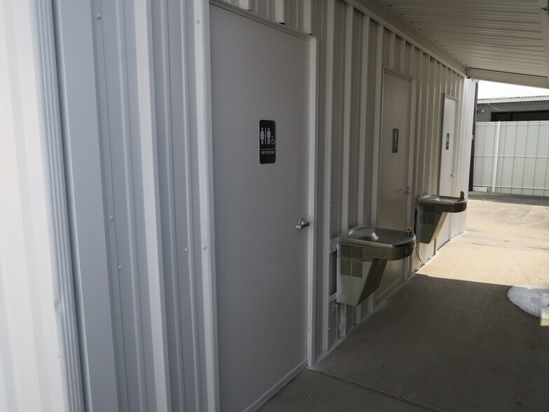 More Photos Of 5707 Schumacher Ln, Houston Auto Dealership For Lease