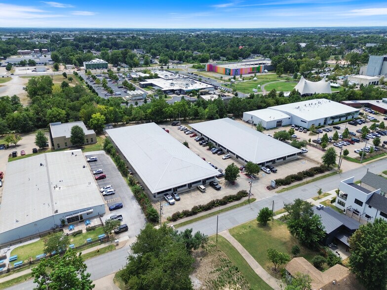 More Photos Of 900-902 SE 5th St, Bentonville Office For Lease