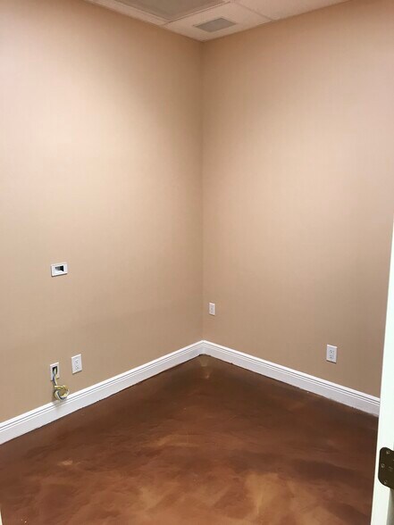 More Photos Of 1045 Collier Center Way, Naples Flex For Lease