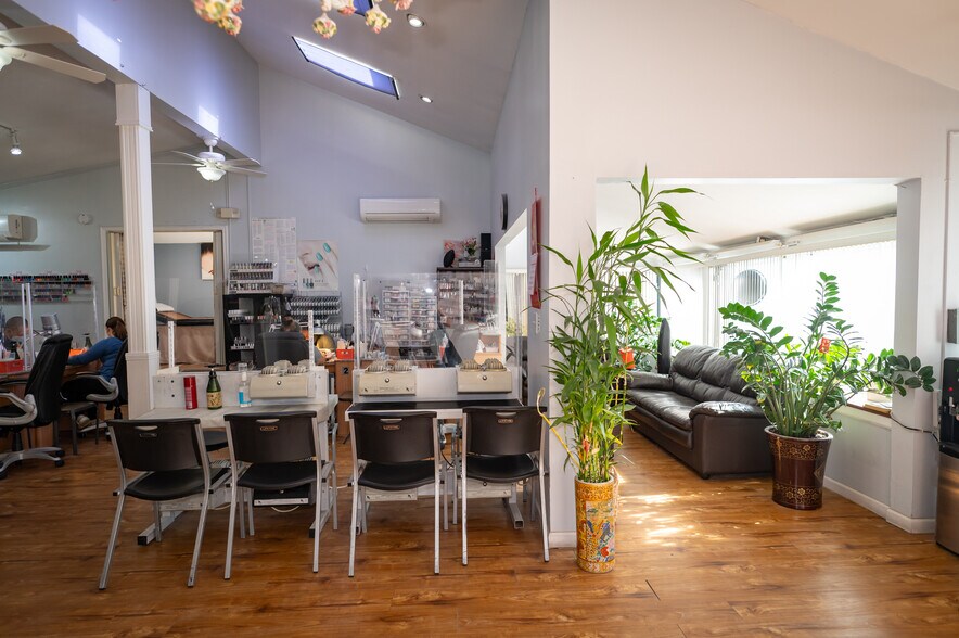 More Photos Of 56 N Plank Rd, Newburgh Freestanding For Sale