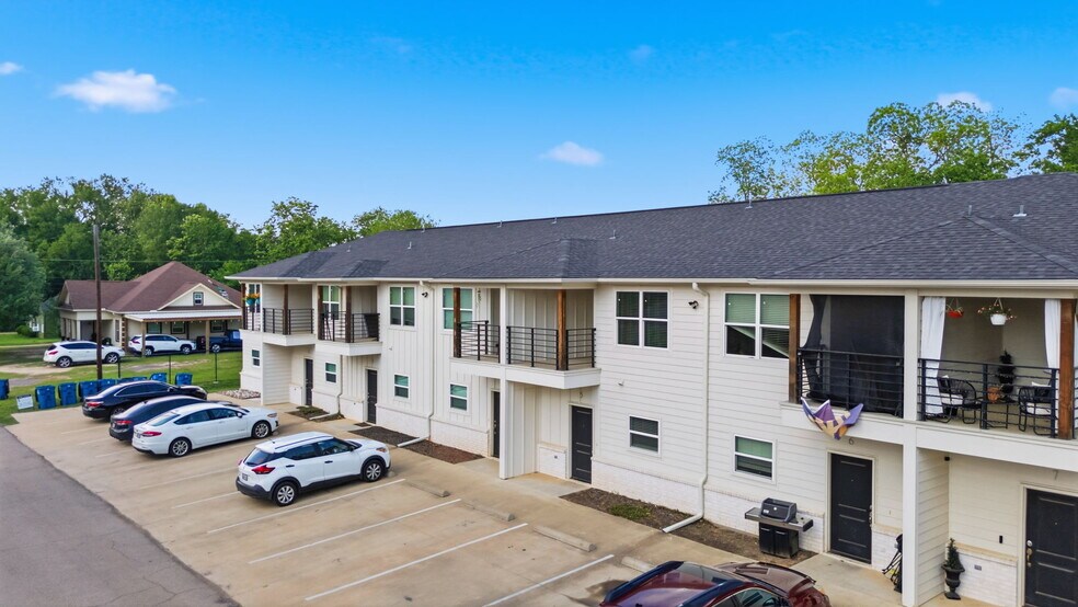 More Photos Of 307 N Henry St, Lindale Apartments For Sale