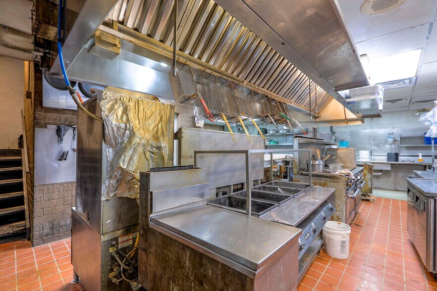 More Photos Of 330 E 135th St, Kansas City Restaurant For Sale