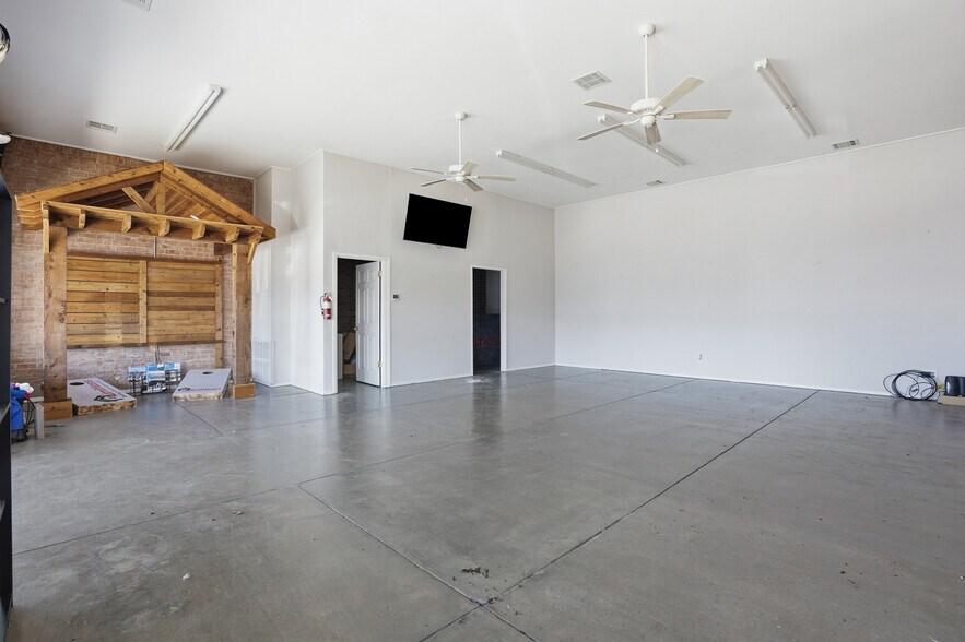 More Photos Of 401 S Main St, Cleburne Office For Sale