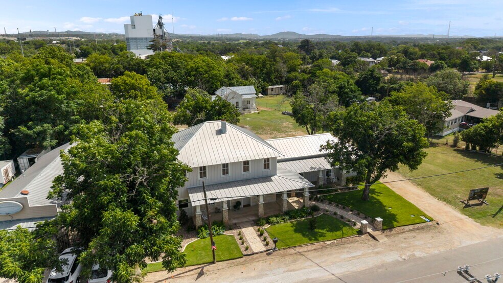 More Photos Of 824 High St, Comfort Winery Vineyard For Sale